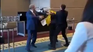 Des élus russes et ukrainiens se battent pour une affaire de drapeau