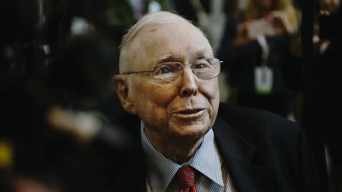 Décès du milliardaire Charlie Munger, bras droit de Warren Buffett à l'âge de 99 ans