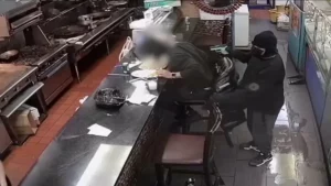 Un homme jaloux tente de tuer son rival et déguise l'attaque en braquage