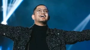 Un célèbre chanteur meurt sur scène à 30 ans, sa femme réagit