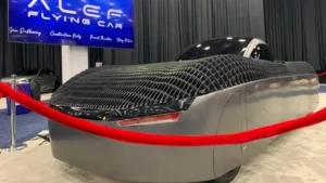Une voiture extraordinaire présentée au salon de l'automobile