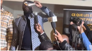 VIDEO: Kemi Seba brûle son passeport français