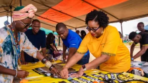  MTN Bénin et l’Ong Tamaé transforment des bâches publicitaires en sacs pour élèves