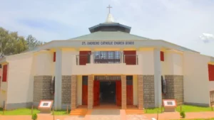 Un homme défèque dans une église sur une statue du Christ