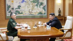 En pleine tension, Kim Jong-Un reçoit des hauts gradés russes