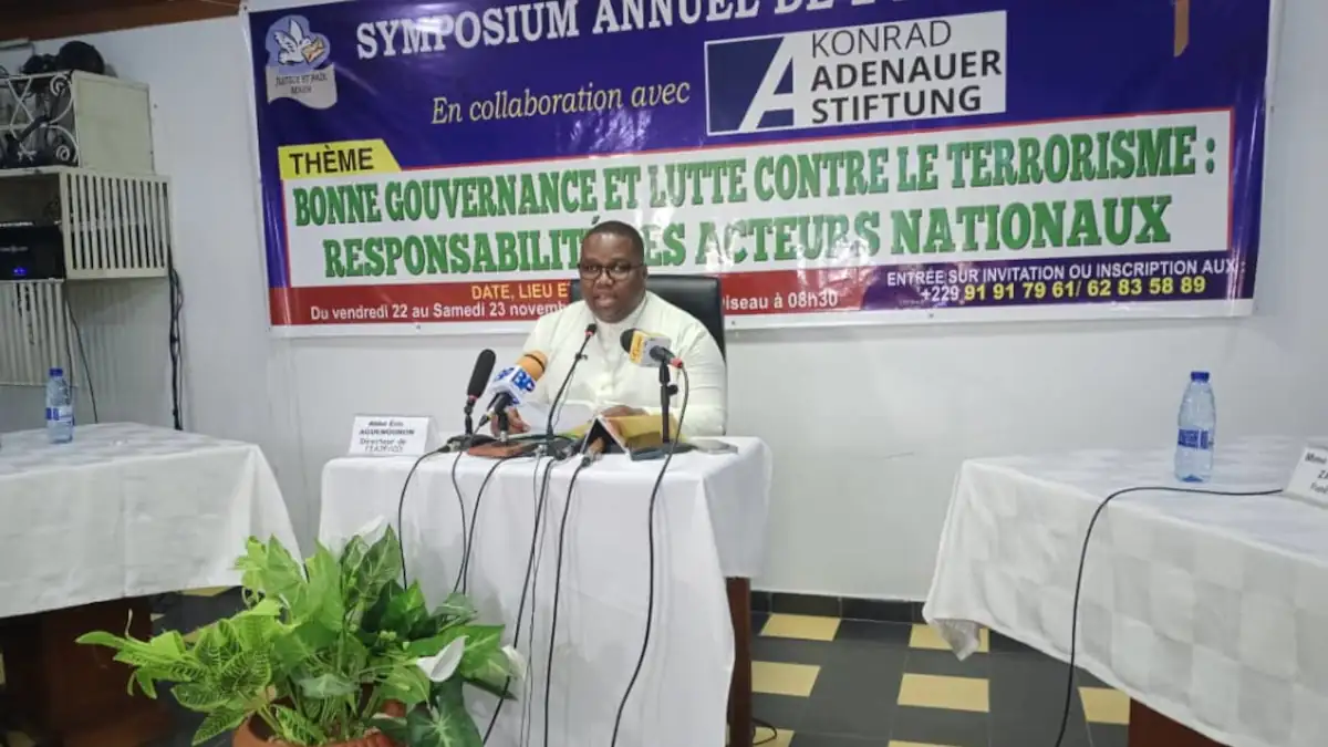 Bénin: Après le symposium de l'Iajp, l’abbé Aguénounon interpelle les dirigeants