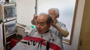 À 108 ans, elle est "la coiffeuse la plus âgée" du monde