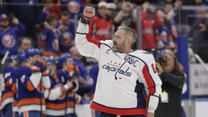 Hockey : un sportif russe entre dans l'histoire, réaction du patron du FBI