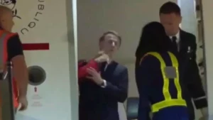 Emmanuel Macron agressé par Brigitte? L'Elysée se prononce sur le geste qui fait jaser