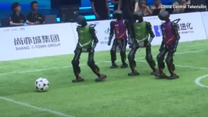 Chine : match inédit entre robots sur un terrain de football (vidéo)