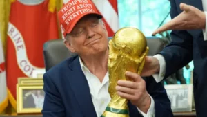 Mondial 2026 : la scène où Trump tente de garder le trophée
