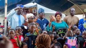 Bénin : Le député Gafari Adéchokan offre des kits scolaires à des centaines d’élèves