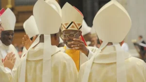 Mgr Barthélemy Adoukonou (centre) le 8 octobre 2011, lors de son ordination épiscopale.