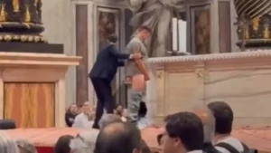 Vatican : un homme urine sur l’autel sacré de Saint-Pierre devant des touristes