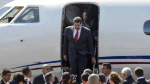 Le Président Maduro sort de son avion