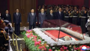 Kim Jong-un présente ses condoléances devant le cercueil de Kim Yong-nam