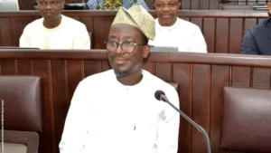 Le ministre Abimbola à l'hémicycle