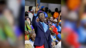 CAN 2025 : Un fan congolais qui adopte des « pose » de Lumumba fait le buzz sur la toile