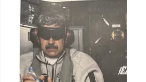 Maduro porte un survêtement Nike pendant son transfert aux USA après sa capture