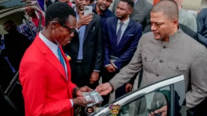 Michel Kuka alias "Lumumba" reçoit sa Jeep