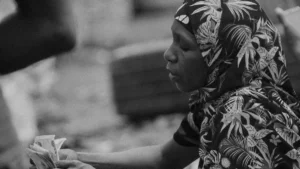 Une femme africaine qui compte de l'argent