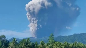 Trois morts après l’éruption du volcan Dukono en Indonésie