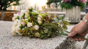 Fleurs éternelles pour hommage durable : pourquoi opter pour des compositions artificielles ? + comment bien les choisir