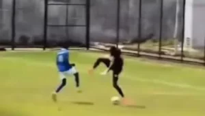 Ghana : un footballeur amateur s'effondre après un tacle à la gorge (vidéo)