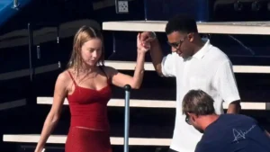 Kylian Mbappé et Ester Expósito photographiés en vacances sur un yacht en Sardaigne