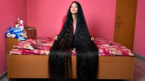 Record Guinness : l'Indienne Renu Dhariyal est la femme vivante à la plus longue chevelure du monde
