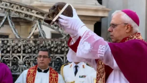 Le cardinal Pietro Parolin embrasse le crâne de sainte Agathe et fait réagir des internautes africains