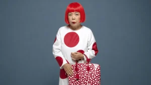 Yayoi Kusama, l'artiste qui a transformé ses hallucinations en émerveillement, s'éteint à 97 ans