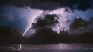 Orage de grêle à Fouras : le Club des Dauphins détruit, les commerçants de la rue de la Halle dévastés