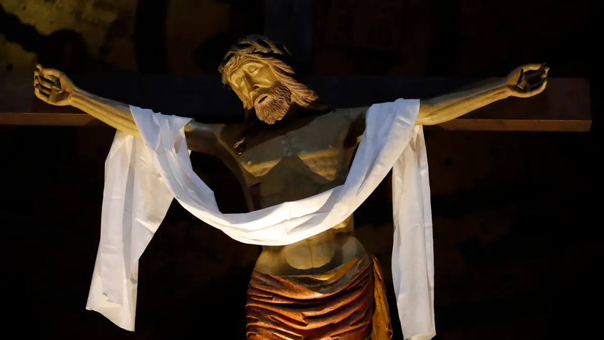 Priest dies during Mass after cross falls in Ecuador