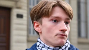 Elwan, lycéen parisien devenu viral, s'impose comme un visage de la mobilisation en France