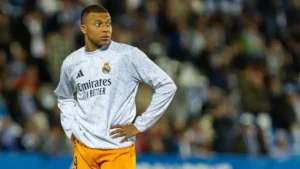 Mbappé dépasse Messi et devient le plus jeune joueur à disputer 100 matches de Ligue des champions
