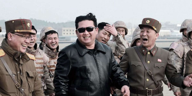 Kim Jong-un et des soldats.
(KCNA VIA KNS / AFP)