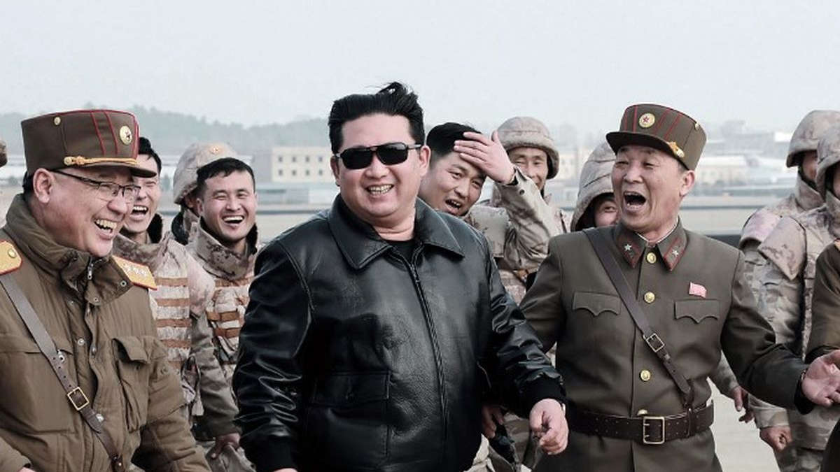 Kim Jong-un et des soldats.
(KCNA VIA KNS / AFP)