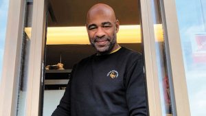 Canada : la descente aux enfers d'un joueur multimillionnaire devenu serveur