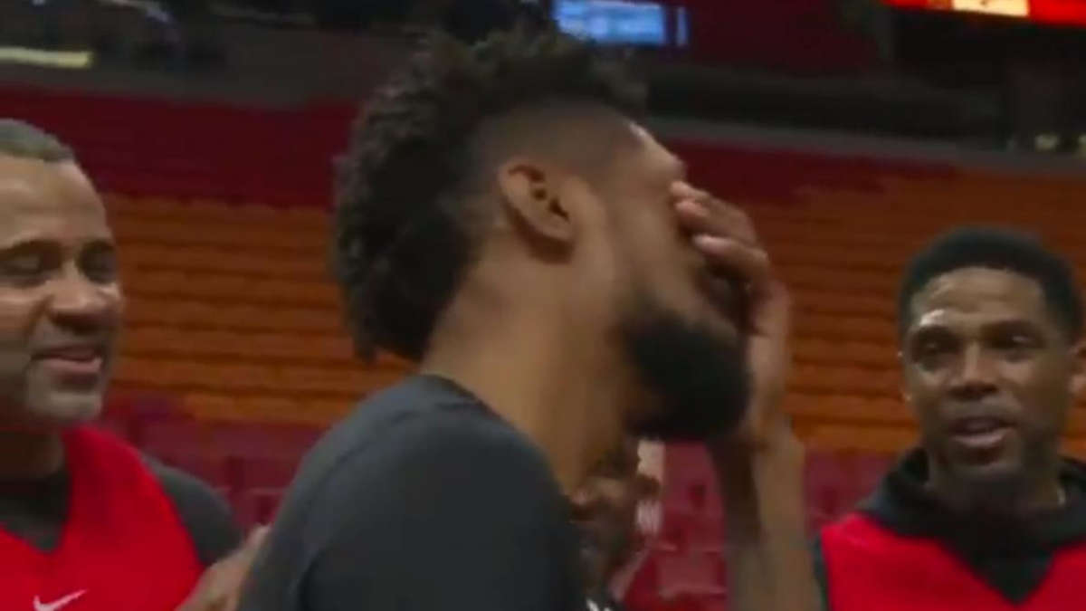 Ce basketteur fond en larme quand il voit le cadeau de Noël que son équipe lui offre