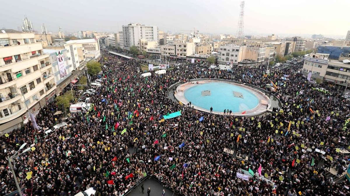 Iran : une foule immense réunie contre les récentes manifestations