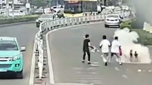 Chine : Il échappe à une mort tragique après une fuite de gaz en pleine rue