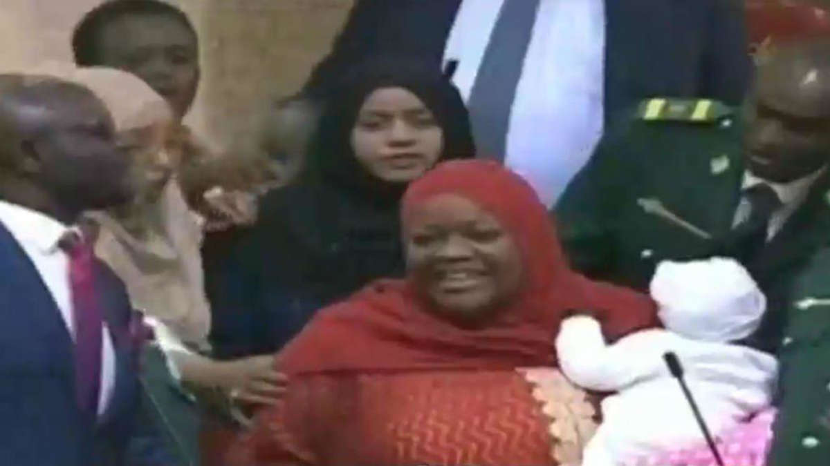 La députée Zuleika Hassan portant son bébé.
KBC, télévision publique kényane.