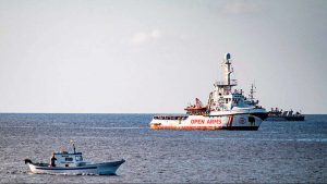 Open arms (Navire de sauvetage) bloqué : excédés des migrants se jettent à l'eau